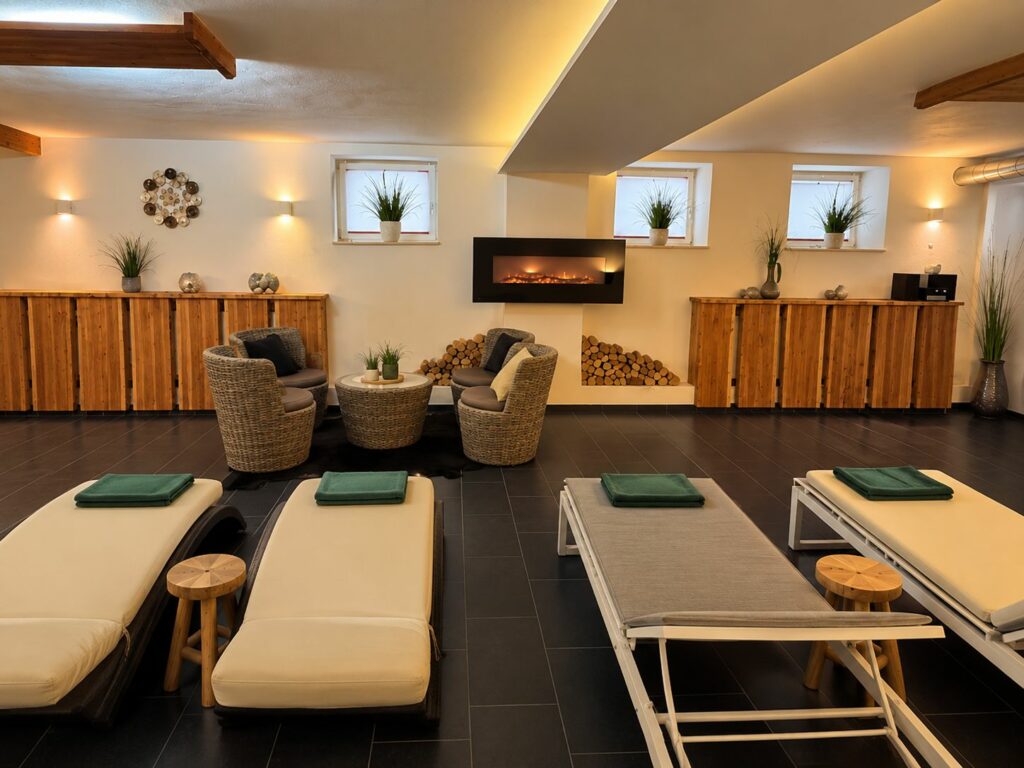 Lounge Betten zum Kamin ausgerichtet